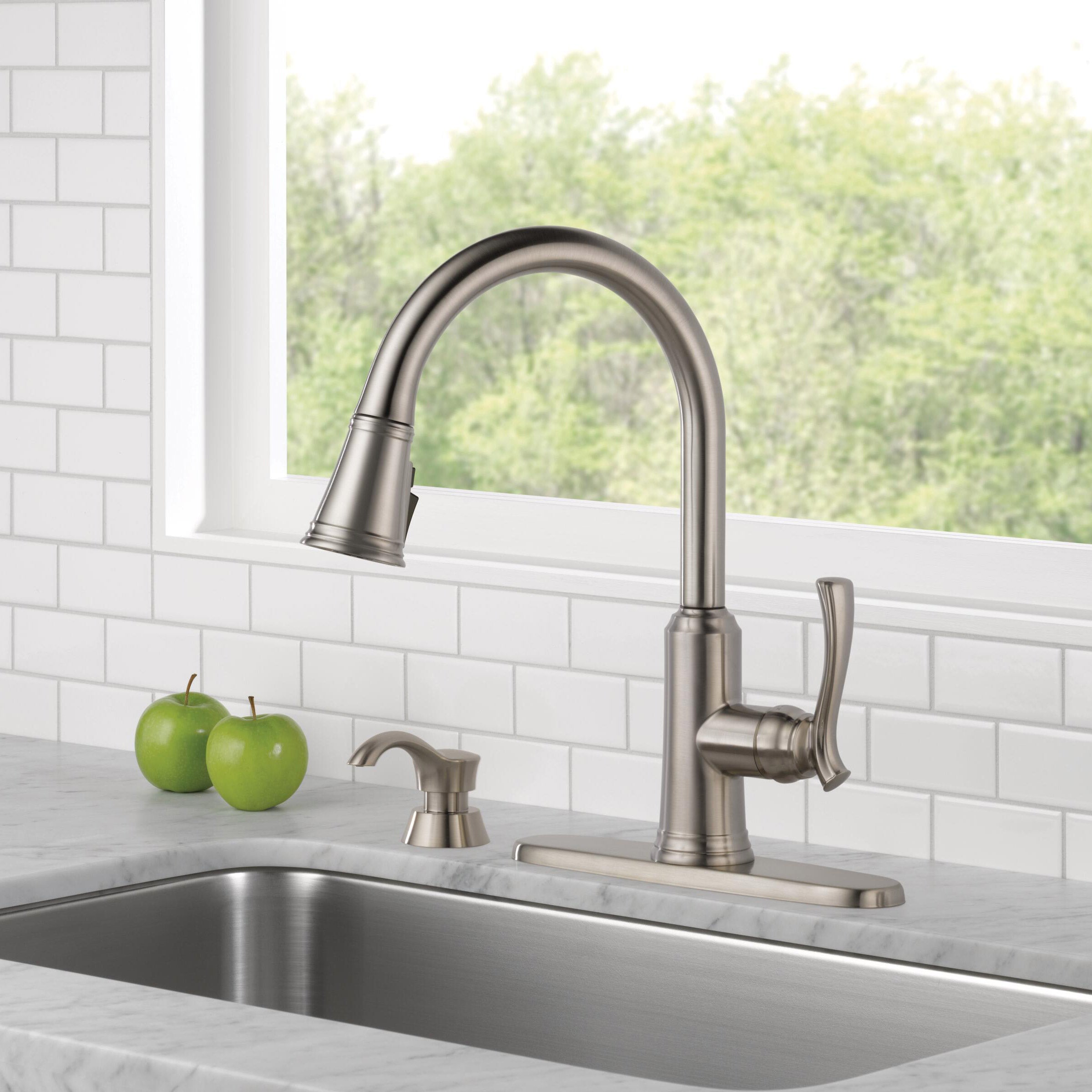 Delta Lakeview Single-Handle Pull-Down Sprayer Kitchen Faucet Image